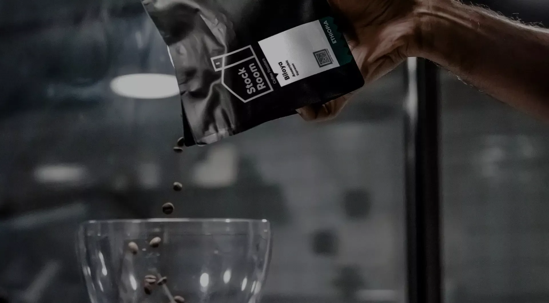 Espressobohnen werden in Mühle getan Espressobohnen werden in Mühle getan