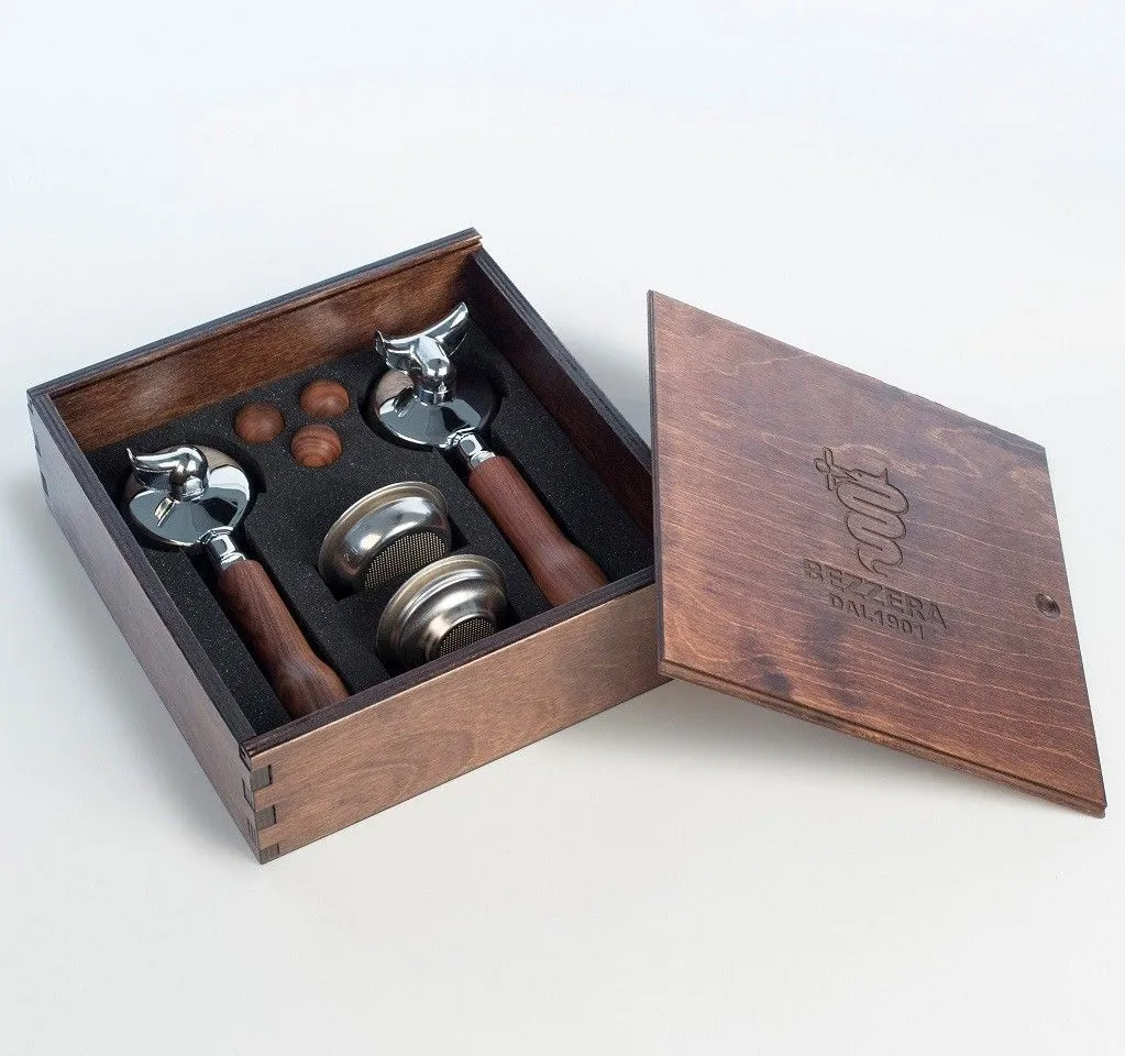 Bezzera Edelholzbox für E61 mit 1er + 2er Siebträger + Holzgriff inkl. Siebe + 3 Holzknöpfe für Dampf-, Wasser- und Kaffeebezug Bezzera Edelholzbox für E61 mit 1er + 2er Siebträger + Holzgriff inkl. Siebe + 3 Holzknöpfe für Dampf-, Wasser- und Kaffeebezug