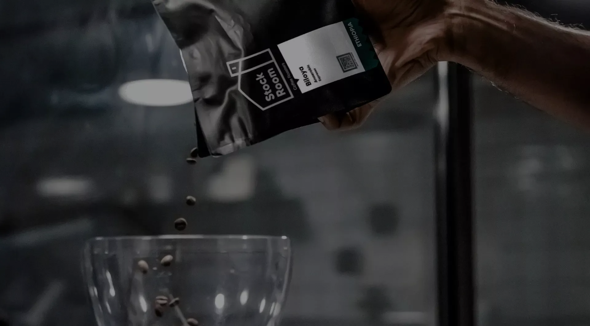 Espressobohnen werden in Mühle getan