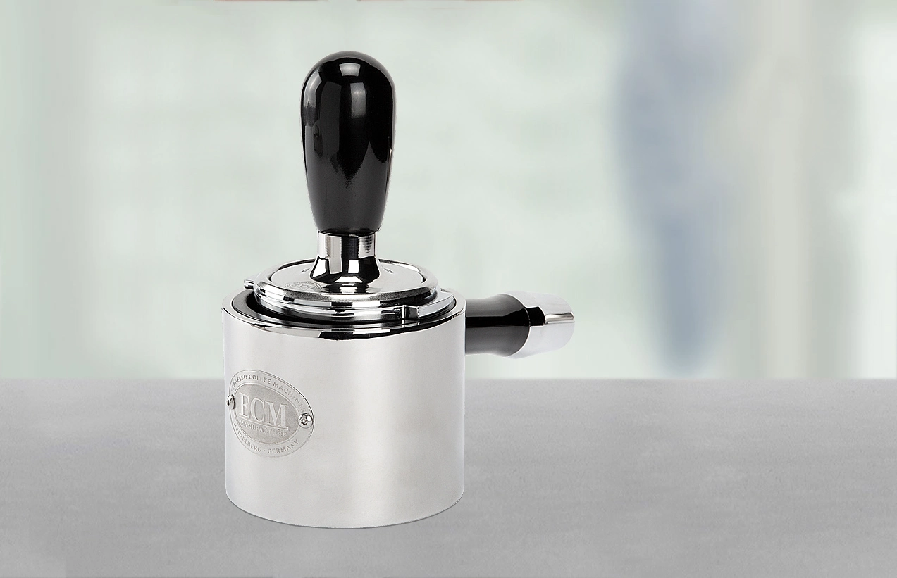 ECM Tamperstation höhenverstellbar chrom mit Siebträger und Tamper von vorne ECM Tamperstation höhenverstellbar chrom mit Siebträger und Tamper von vorne