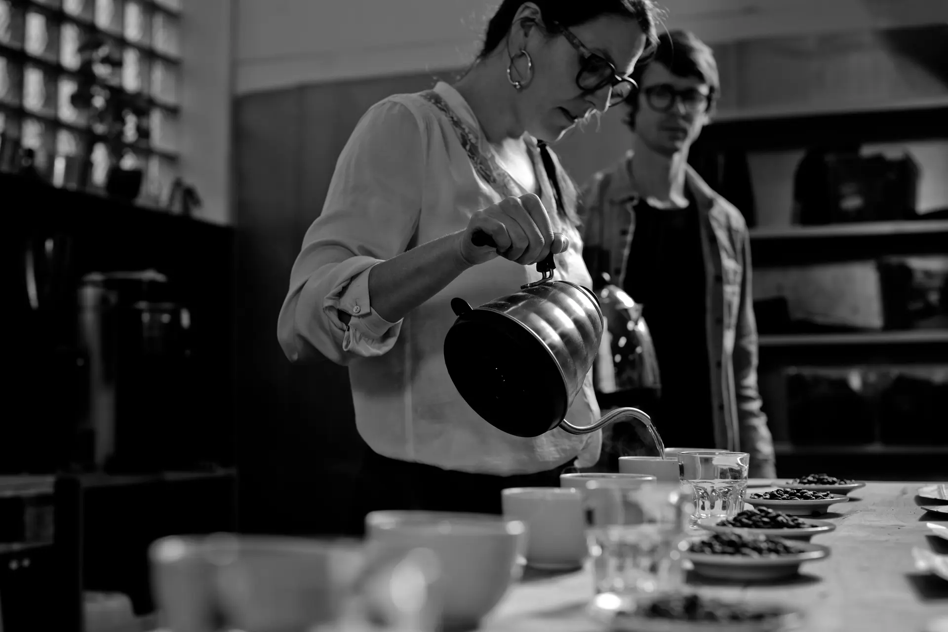 Barista gießt Wasser in Kaffee Barista gießt Wasser in Kaffee