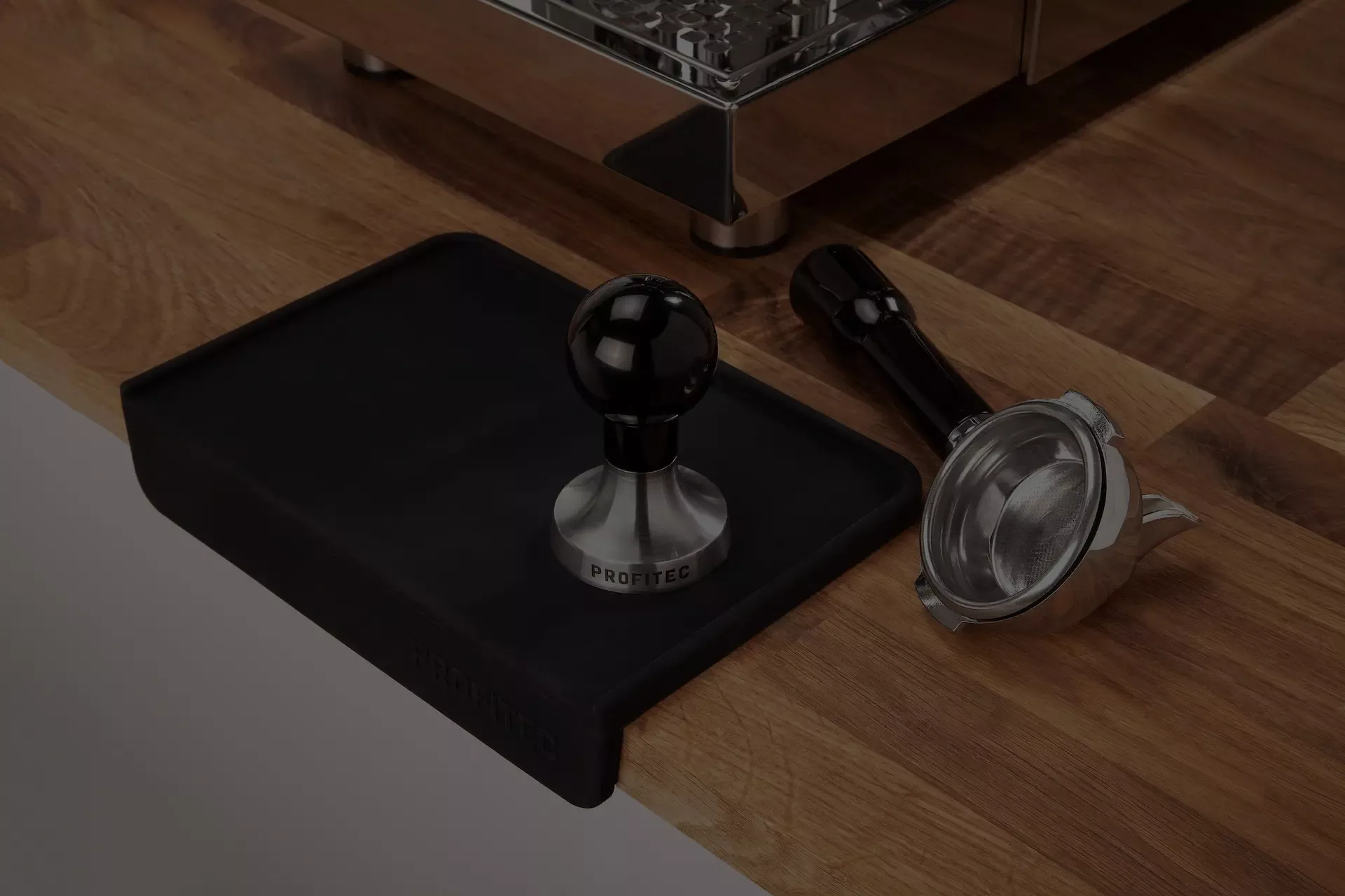 Tampingmatte mit Siebträger und Tamper Tampingmatte mit Siebträger und Tamper