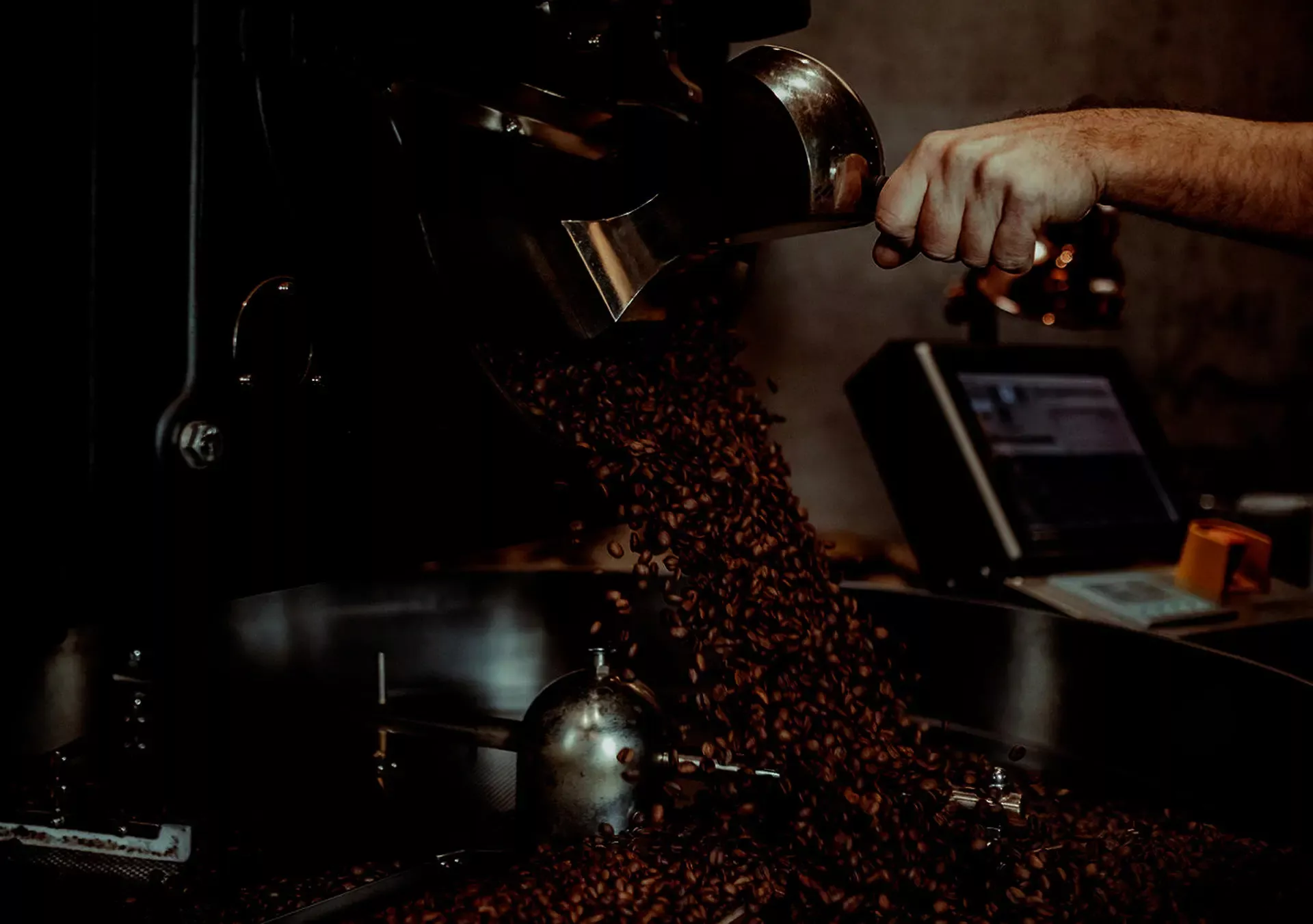 Barista extrahiert Espresso Barista extrahiert Espresso