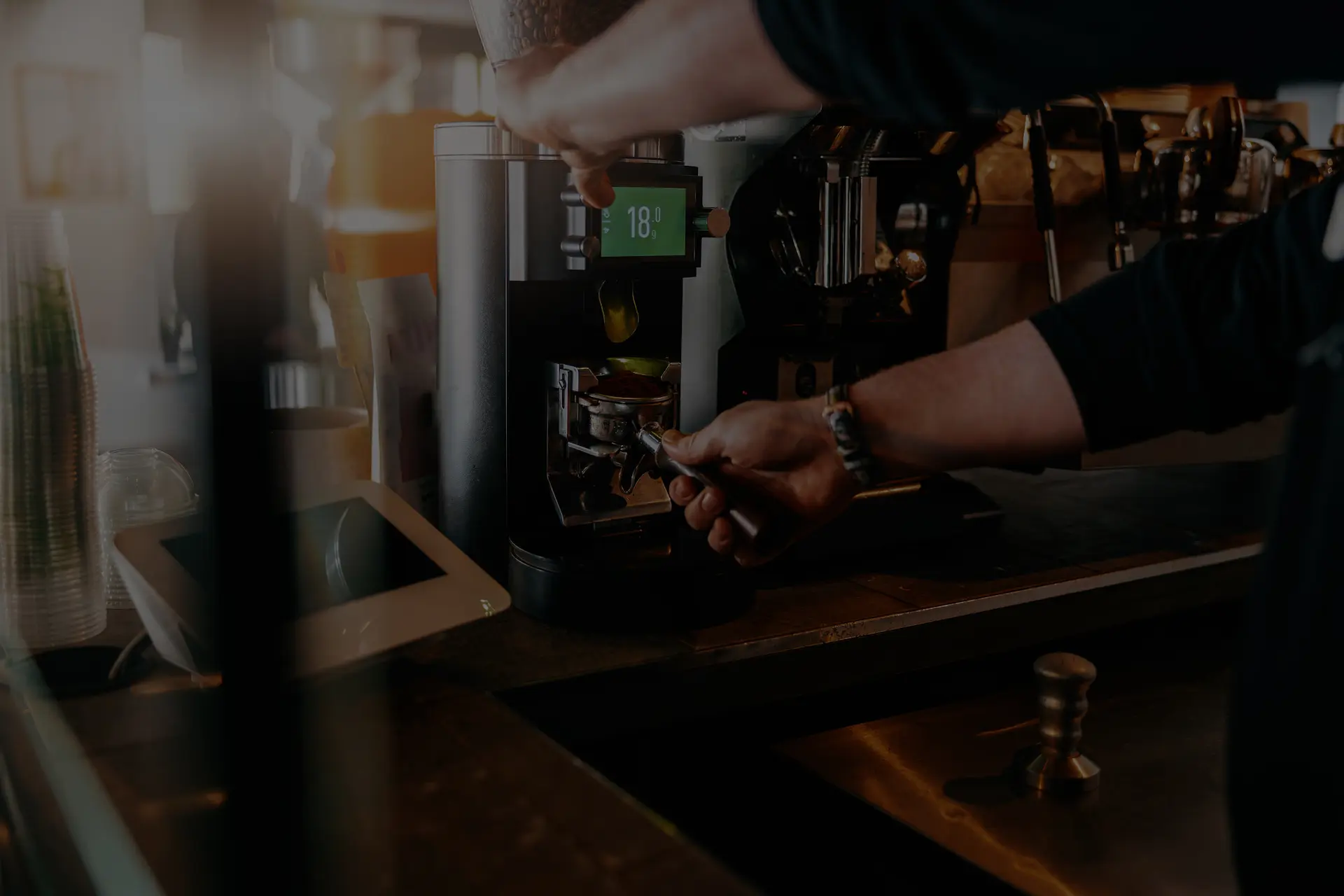 Barista mahlt Kaffee Barista mahlt Kaffee