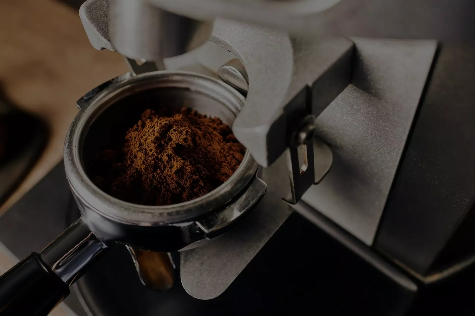 Kaffeepulver wird gemahlen Kaffeepulver wird gemahlen