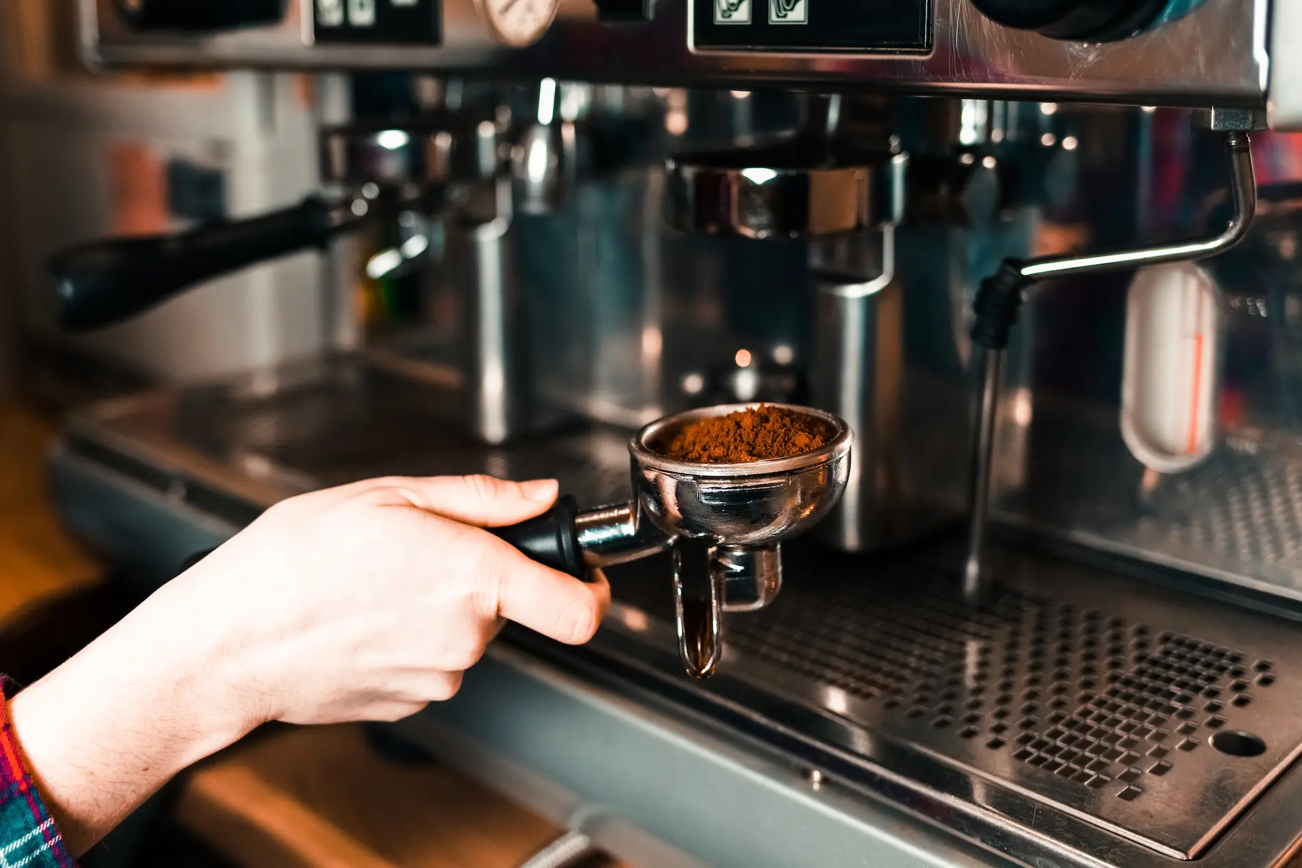 Barista mahlt Espressobohnen Barista mahlt Espressobohnen