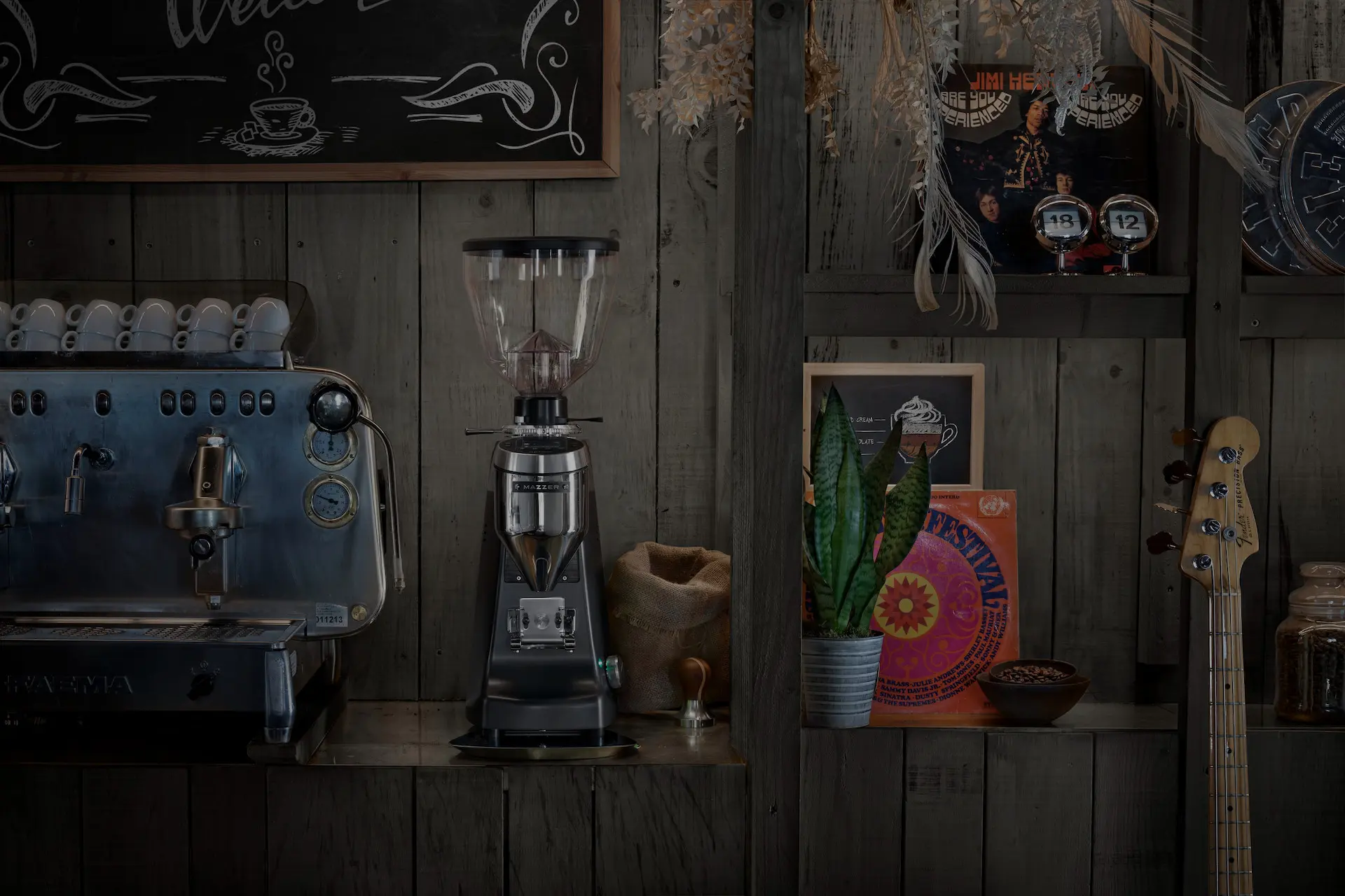 Faema Siebträgermaschine und Mazzer Mühle in Küche Faema Siebträgermaschine und Mazzer Mühle in Küche