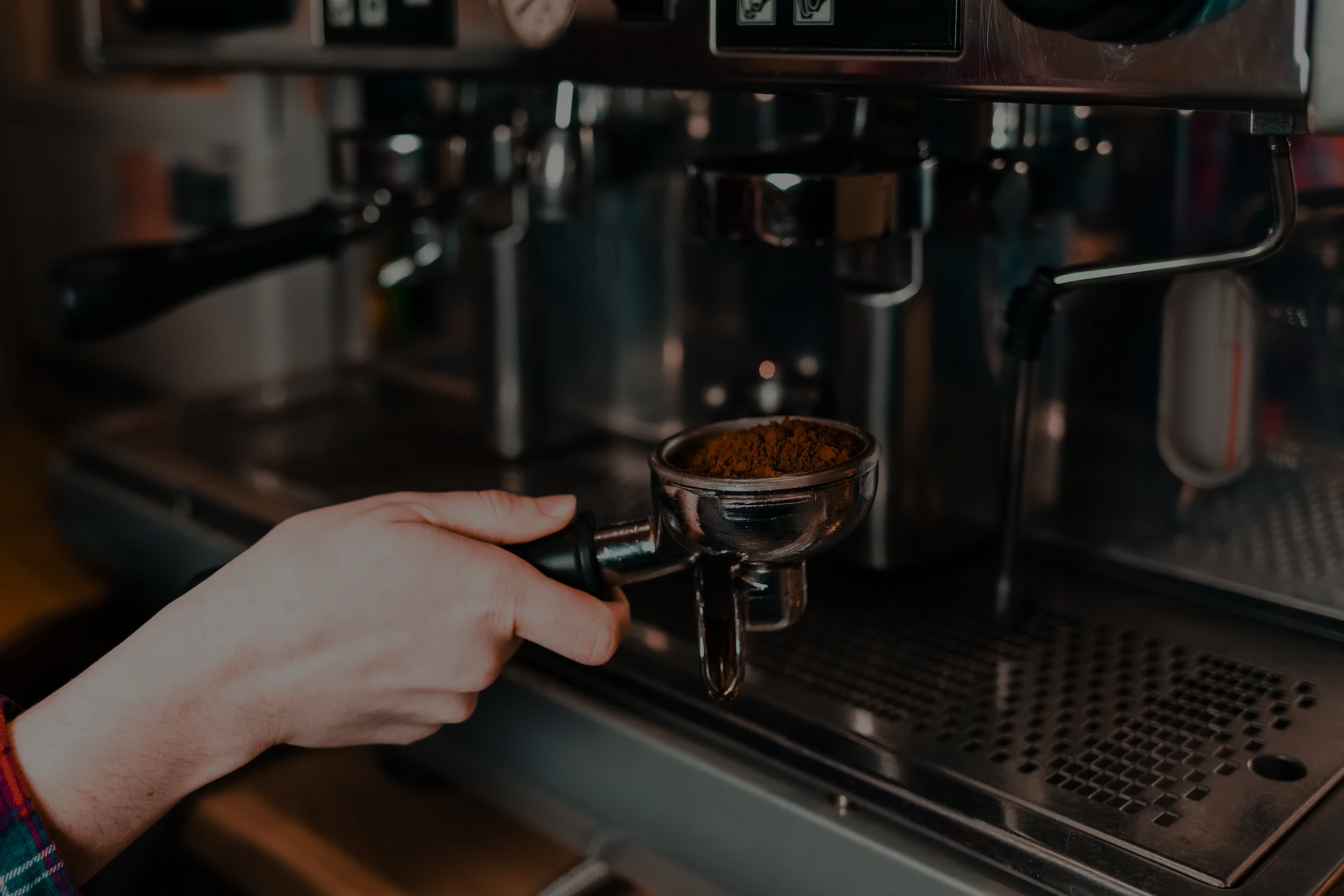 Barista mahlt Espressobohnen