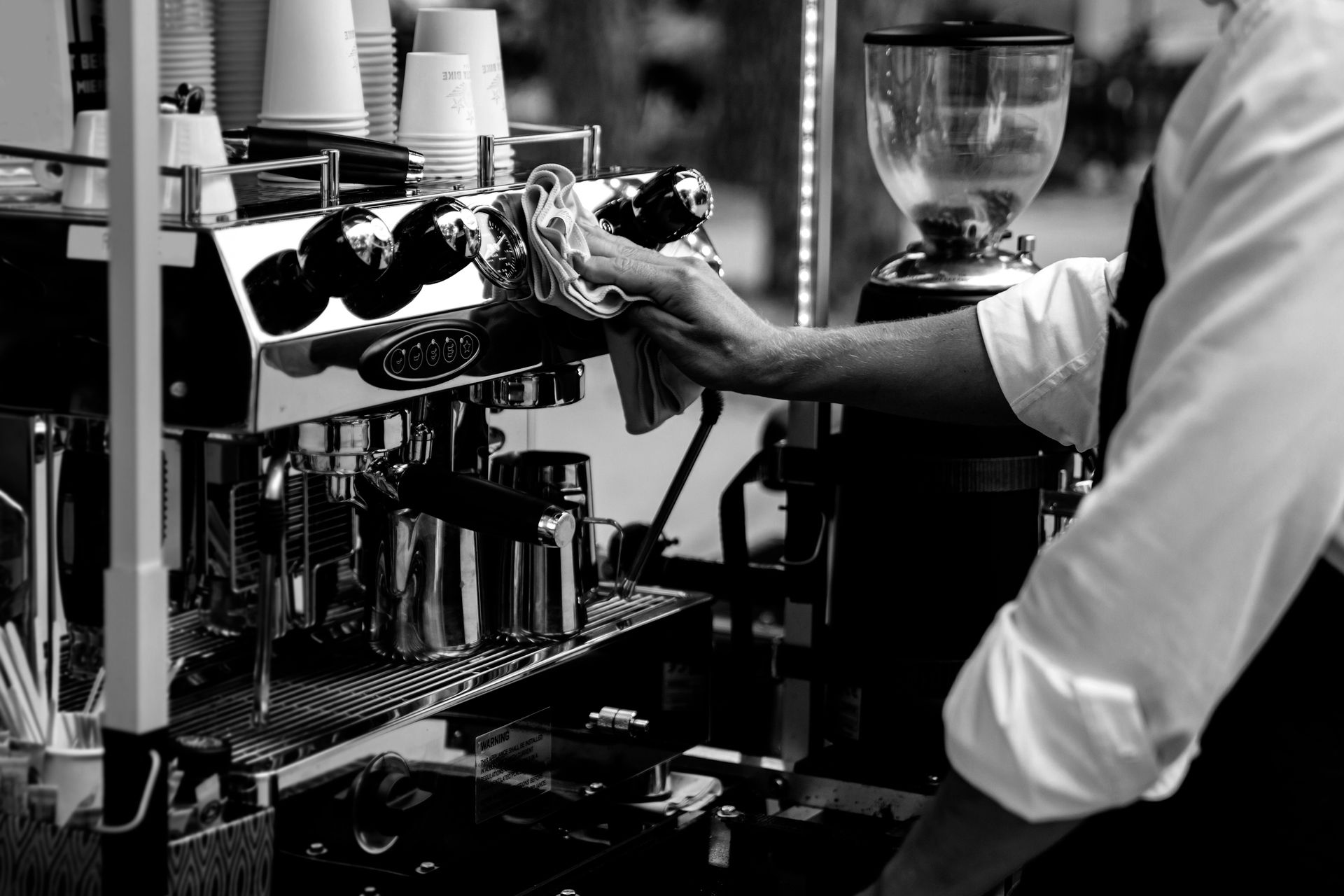 Barista reinigt Siebträgermaschine Barista reinigt Siebträgermaschine