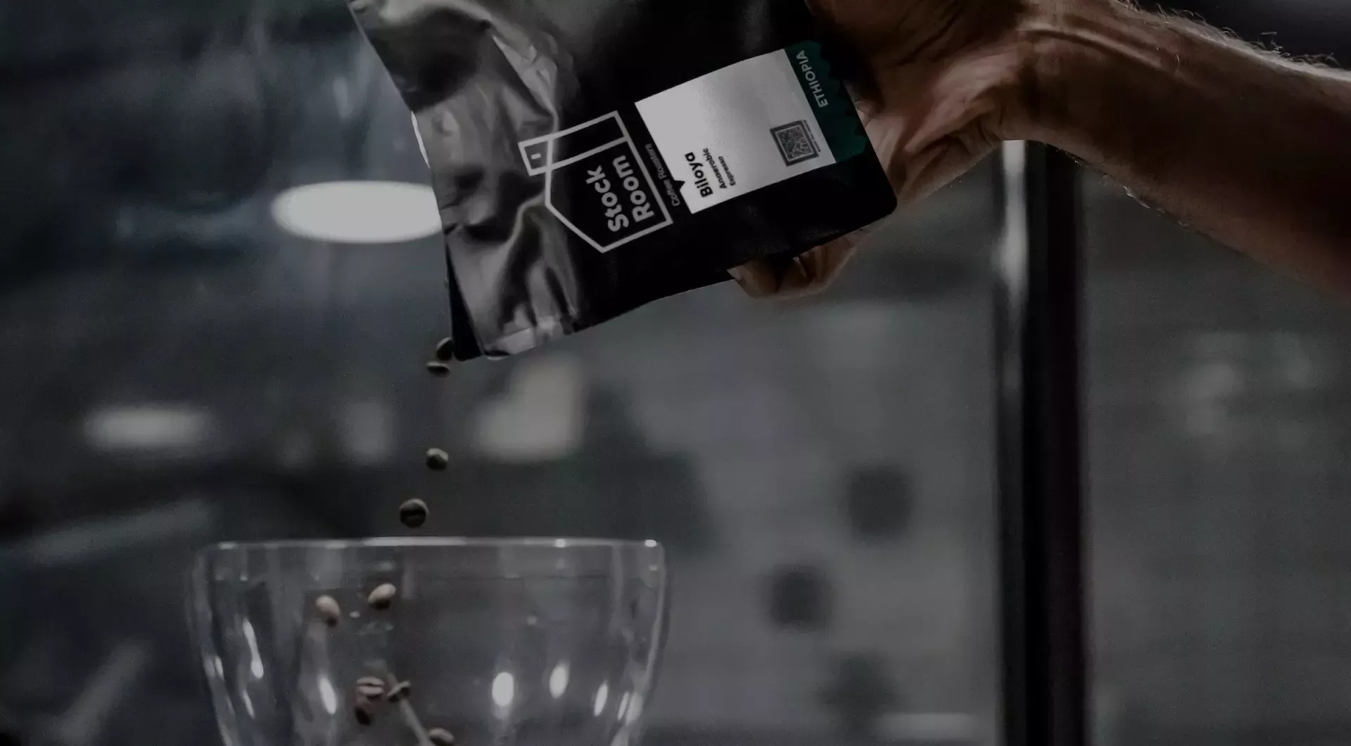 Bohnen in Mühle füllen Bohnen in Mühle füllen