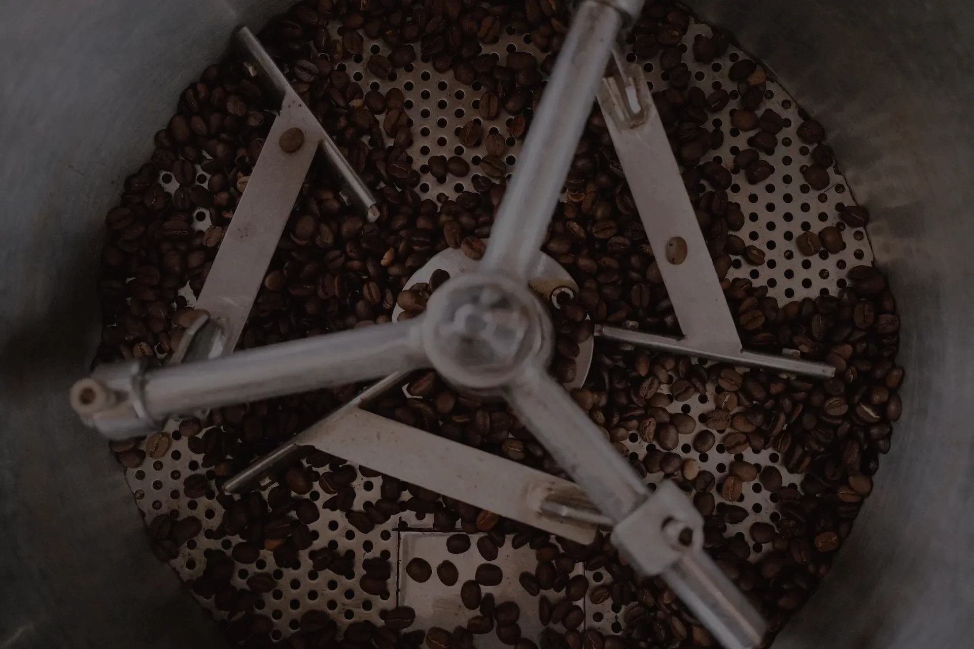 Kaffeebohnen in Röstmaschine