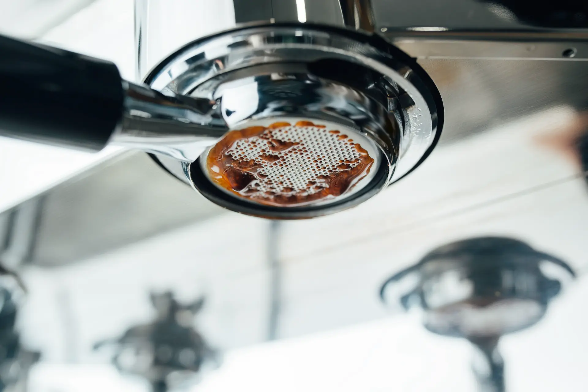 Kaffee wird extrahiert durch bodenlosen Siebträger Kaffee wird extrahiert durch bodenlosen Siebträger
