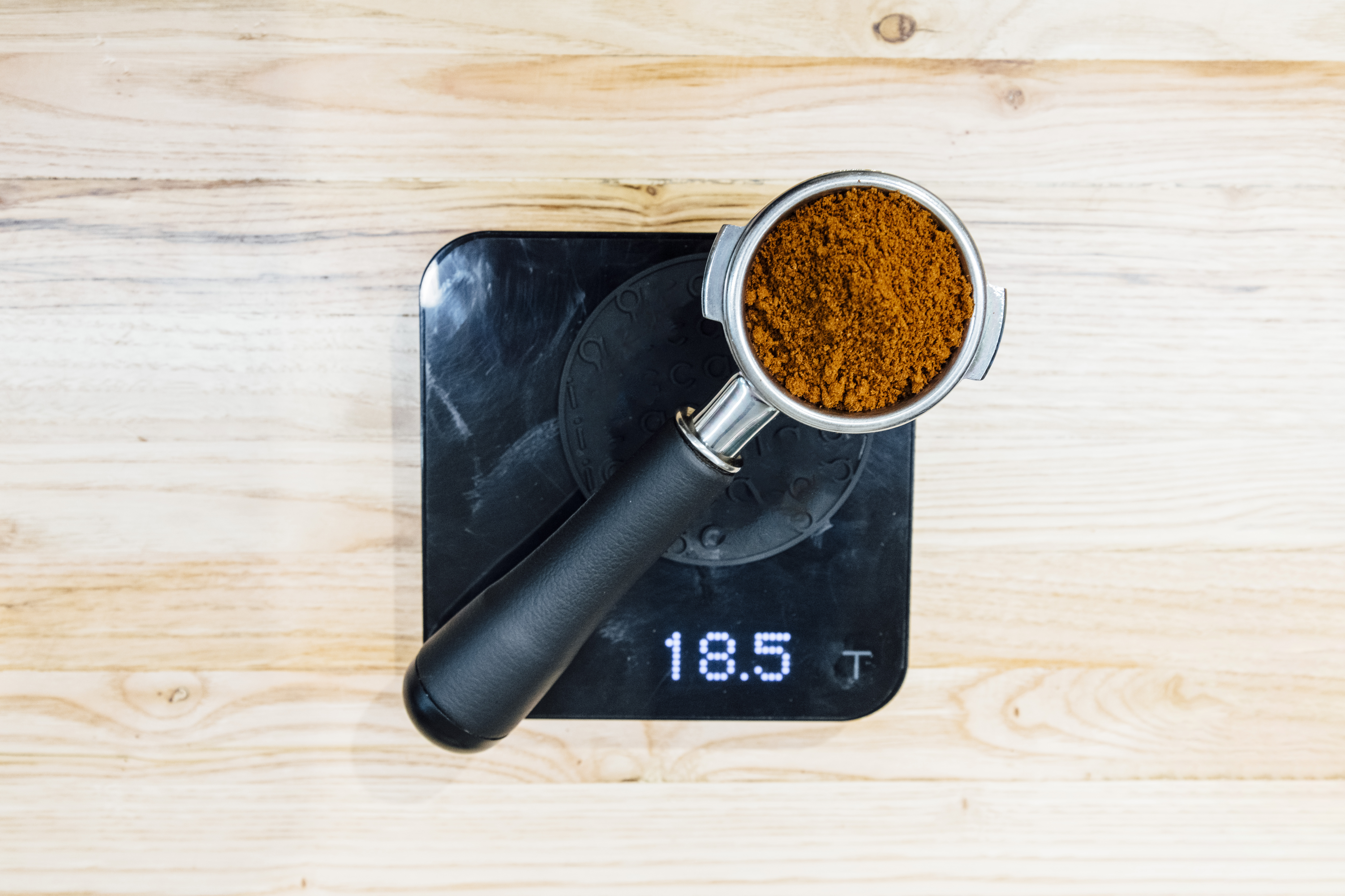 Kaffeepulver im Siebträger auf Waage